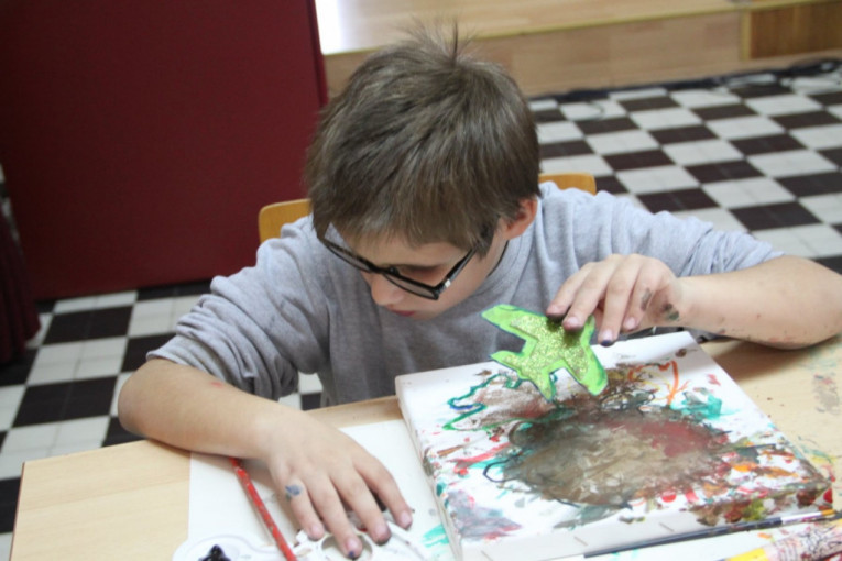 Čuveni umetnik i slepa i slabovida deca slikaju za beogradsku publiku: Kako da kroz umetnost pobede mrak