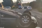 Stravičan prizor kod Čente: Potpuno smrskan automobil prevrnut na krov, srča svuda po putu! (VIDEO)