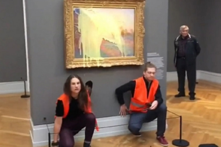 Pire krompirom polili Moneovu sliku: Uništeno delo francuskog slikara vredno 111 miliona dolara! (VIDEO)