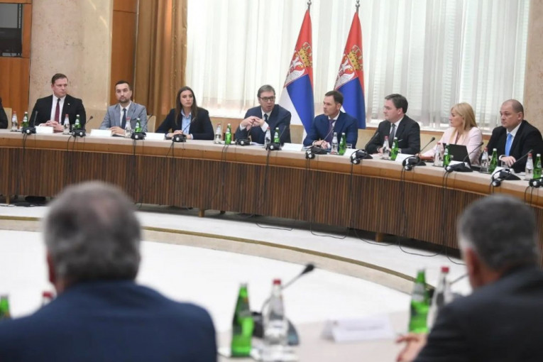 Predsednik Vučić sa predstavnicima Srba iz regiona: Vitalni interes Srbije je briga o našem narodu i očuvanje ćiriličnog pisma