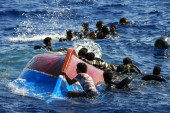 Brod sa migrantima se nasukao kod obale Lampeduze: Poginula devojčica (2), dvoje dece se vode kao nestali