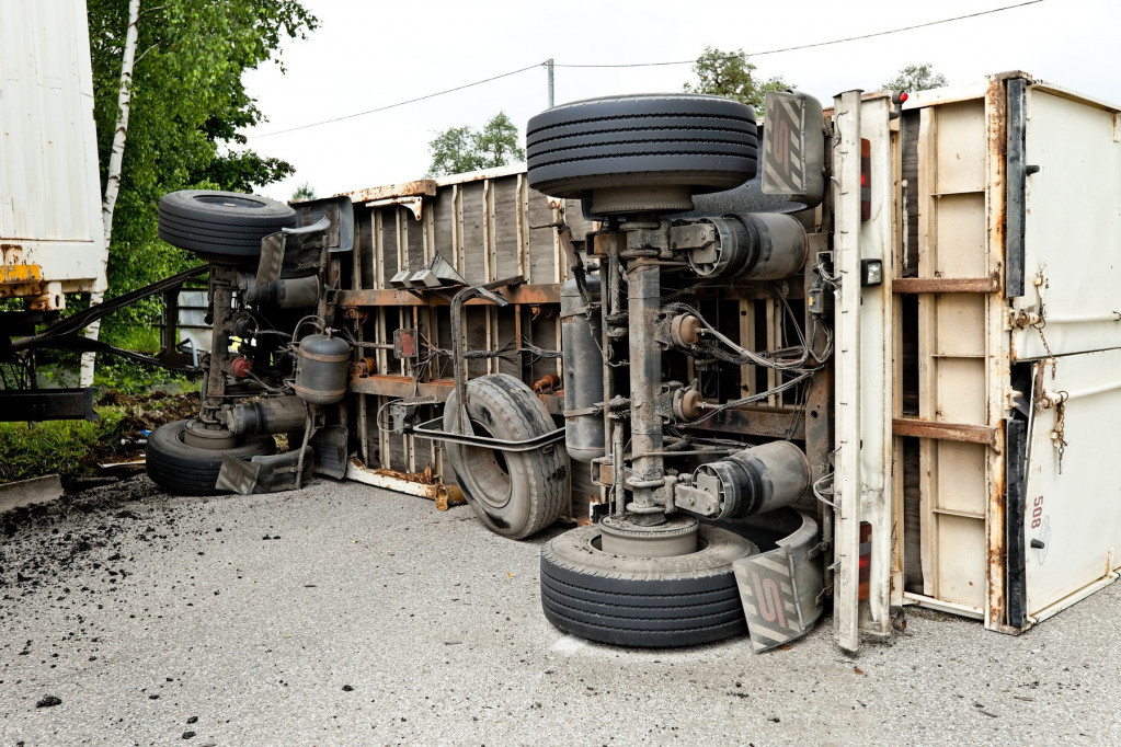 Stravična nesreća u Kirgistanu: Kamion se survao niz padinu i udario decu!