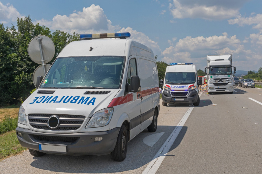Stravičan udes u Smederevu: Automobili nakon sudara sleteli sa puta, povređeno sedam osoba, pojedine izvlačili vatrogasci!