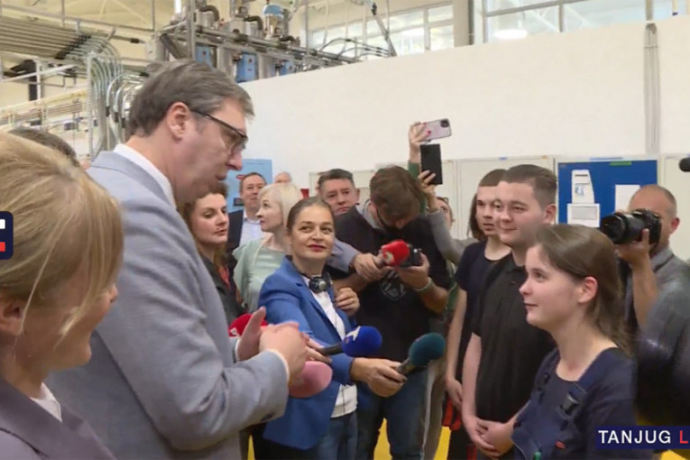 Mala Nikolina je đak generacije i radi kao mehaničar u fabrici "Gruner": Predsednik Vučić je imao posebnu poruku za nju (FOTO)