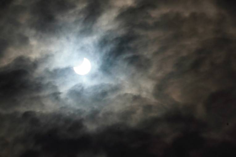 Sivi oblaci nam pokvarili plan! Prizori delimičnog pomračenja Sunca zabeleženi jutros širom Srbije (FOTO)
