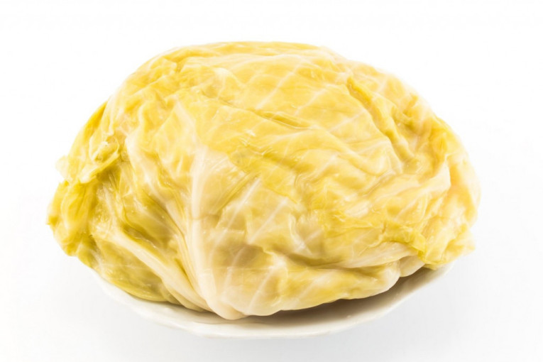 Ako nikad niste, sad je pravi tren: Ukiselite kupus za zimske salate i sarme, jedna voćka daće posebnu boju