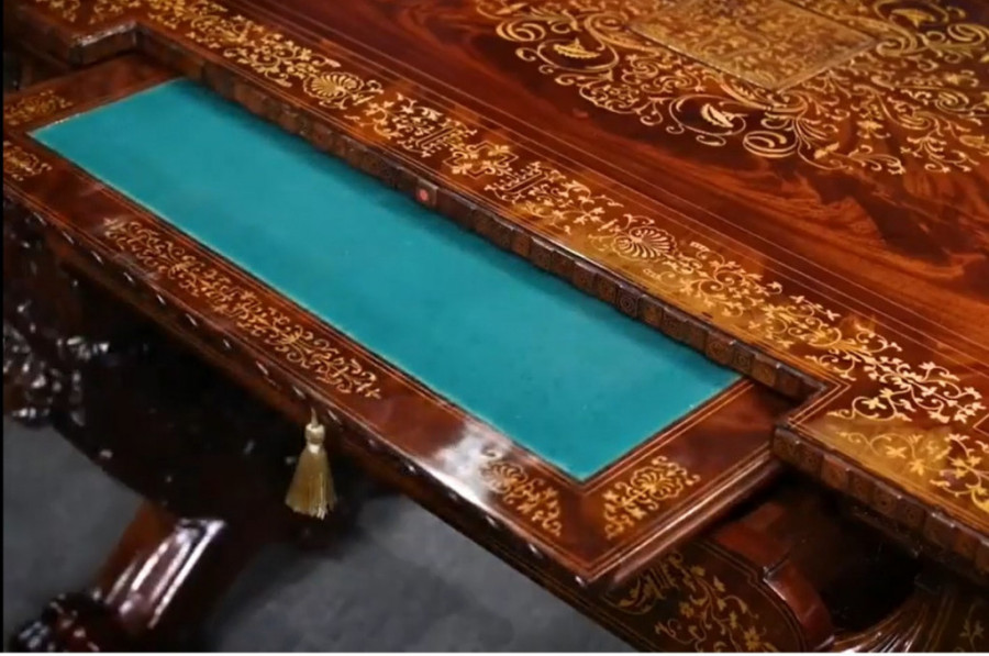 Čudo od stola iz 19. veka ima toliko tajnih pregrada da uz njega valja unajmiti Šerloka Holmsa da do njih dođete (VIDEO)