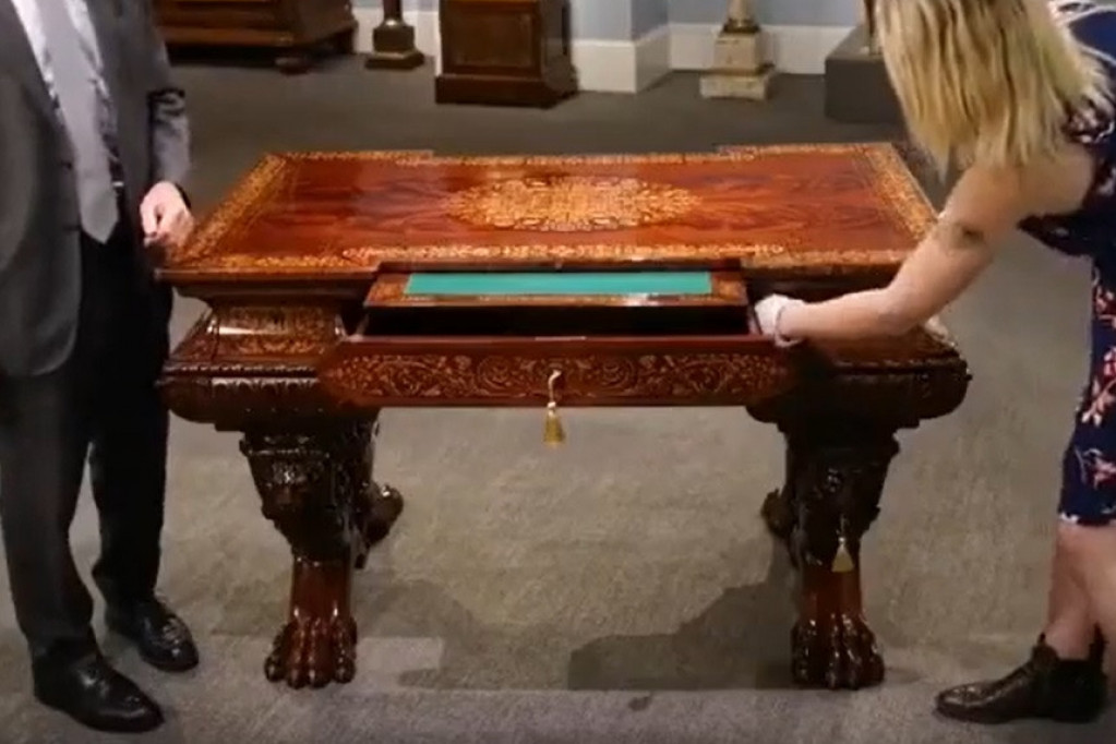 Čudo od stola iz 19. veka ima toliko tajnih pregrada da uz njega valja unajmiti Šerloka Holmsa da do njih dođete (VIDEO)