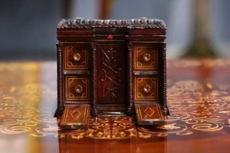 Čudo od stola iz 19. veka ima toliko tajnih pregrada da uz njega valja unajmiti Šerloka Holmsa da do njih dođete (VIDEO)