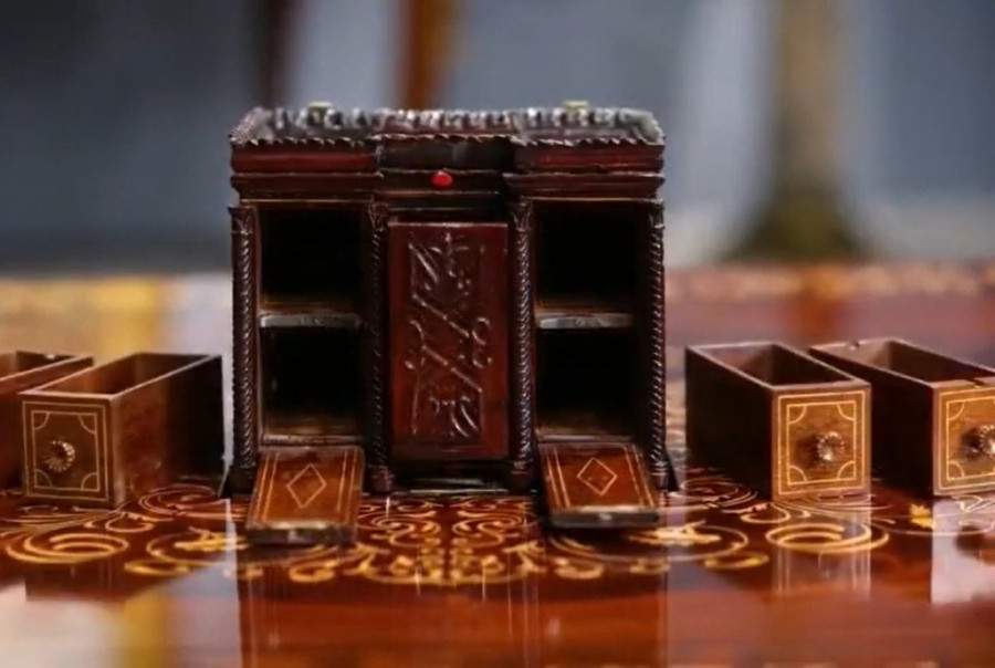 Čudo od stola iz 19. veka ima toliko tajnih pregrada da uz njega valja unajmiti Šerloka Holmsa da do njih dođete (VIDEO)