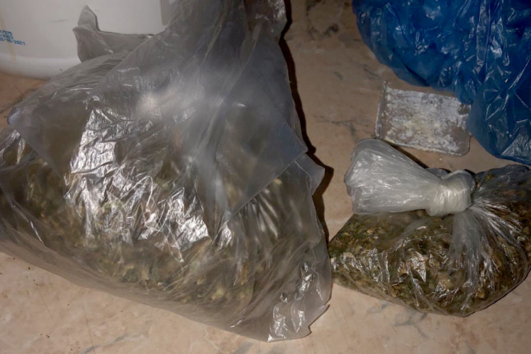 Pali dileri u Novom Sadu: Policija im pretresla štekove i pronašla 3,5 kilograma droge