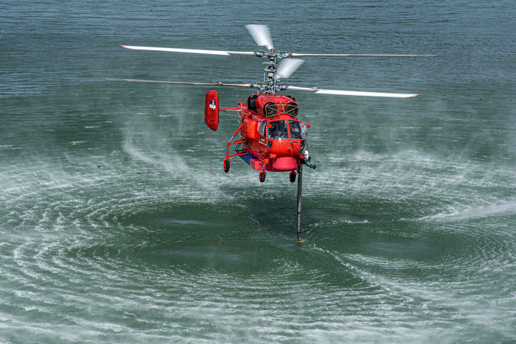Moćni "kamov" je danas prvi put korišćen u gašenju požara: Nosi vedro sa pet tona vode, a puni se za samo 65 sekundi (FOTO/VIDEO)