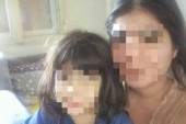 Ovo je žena koja krvnički bije devojčicu: Snimak koji je uznemirio Srbiju i dalje kruži mrežama! Policija traga za majkom (UZNEMIRUJUĆE)