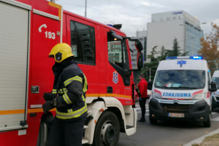 Vozilo Hitne pomoći se sudarilo sa automobilom na Novom Beogradu, povređene četiri osobe (FOTO)