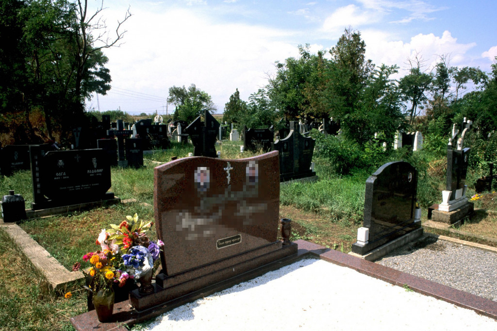 Sutra su zimske zadušnice: Čita se posebna molitva, a evo šta se nosi u crkvu i radi na groblju