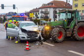 Stravična nesreća kod Bačke Palanke: Zakucao se u traktor i poginuo