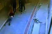Jeziv snimak iz Novog Pazara: Pretukli mladića, pa ga vukli do Hitne pomoći (UZNEMIRUJUĆI VIDEO)