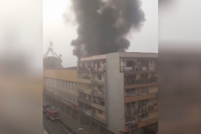Stravičan požar u Kruševcu: Gori kineska robna kuća, gust crni dim nadvio se nad gradom