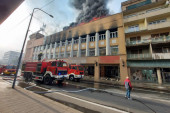 Ugašen požar u Kruševcu: Vatrogasci sprečili da vatra zahvati okolne zgrade (FOTO/VIDEO)