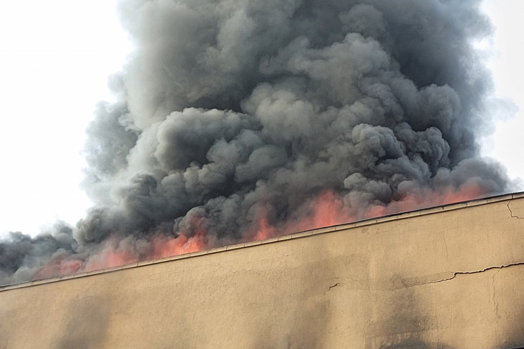 Požar u Parlamentu Kirgistana: Zaposleni evakuisani, plamen stigao do krova zgrade! (FOTO)