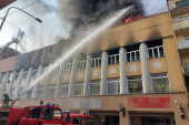 24sedam na licu mesta u Kruševcu: Plamen guta robnu kuću, uplašeni građani se okupili i gledaju kako kulja vatra (FOTO/VIDEO)