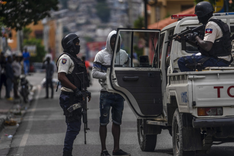 Ubijen političar u prestonici Haitija: Automobil mu zasuli mecima! (FOTO)