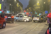 Udes kod Bajlonijeve pijace: Od siline udarca automobili završili na tramvajskim šinama (FOTO)
