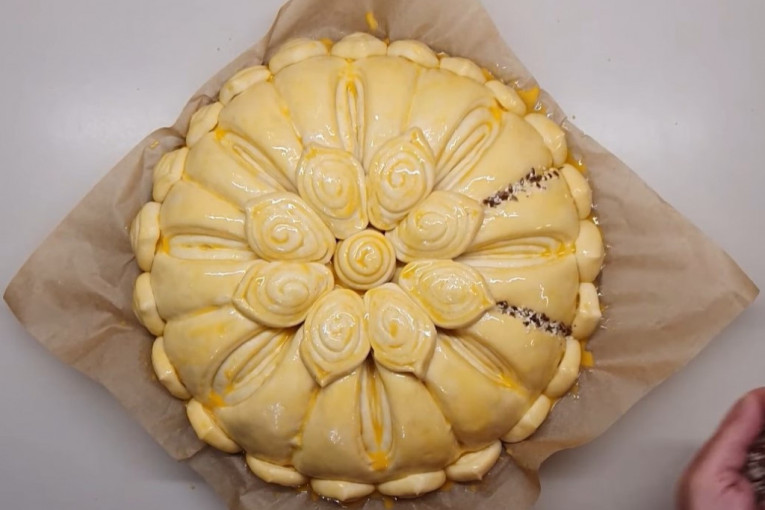 Kako se priprema slavska pogača? Recept koji sadrži i dva trik sastojka zbog kojih će biti posebno mekana i ukusna (VIDEO)