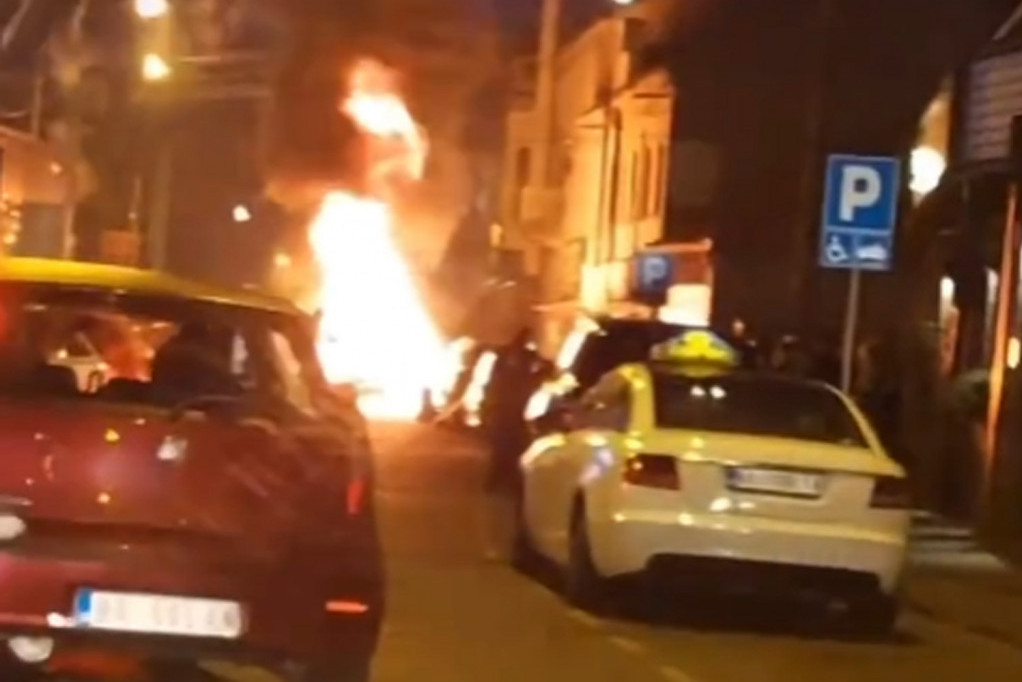 Automobil se pretvorio u buktinju: Požar kod tržnog centra Ada mol (FOTO/VIDEO)
