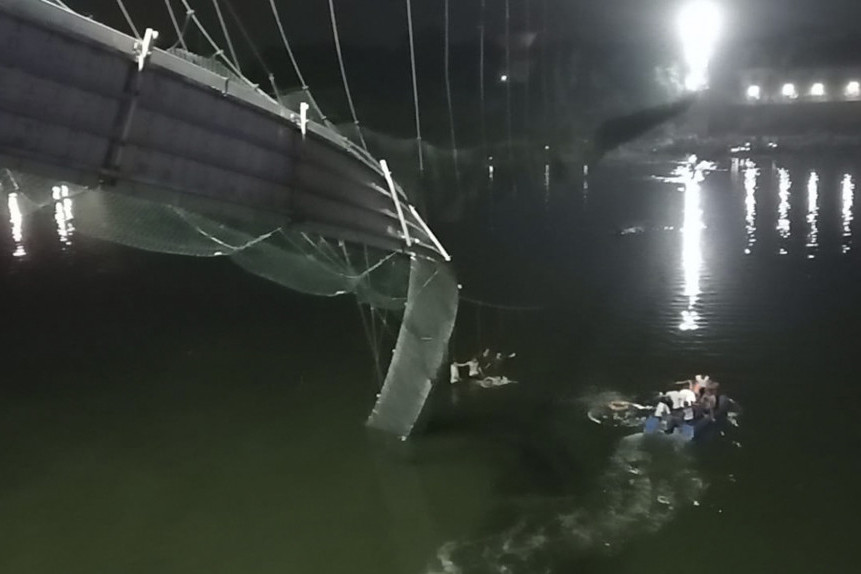 I dalje se broje žrtve: Preko 90 ljudi poginulo u stravičnoj nesreći u Indiji nakon pada mosta