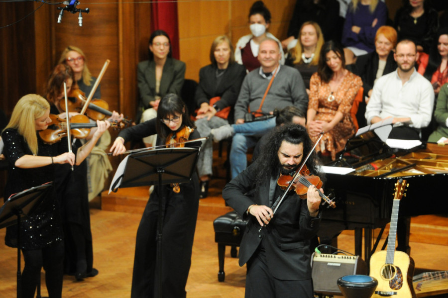 Spektakl Nemanje Radulovića uz „Nišku banju“ i „Đelem, đelem“: Kolarac premali, publika sedela na sceni (FOTO/VIDEO)