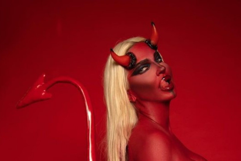 Brutalno izdanje Karleuše za Noć veštica: Seksi đavolica u tangama, grudi jedva prekrila, a evo kako su je bojili u crveno! (FOTO)