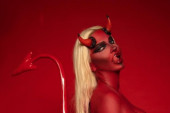 Brutalno izdanje Karleuše za Noć veštica: Seksi đavolica u tangama, grudi jedva prekrila, a evo kako su je bojili u crveno! (FOTO)