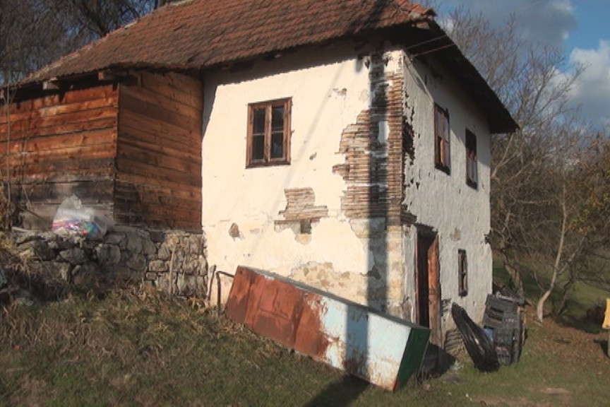 Drama u Guberevcima: Beograđanin pomoću umrlica pronalazio napuštena domaćinstva i upadao u kuće! Meštani ga strpali iza rešetaka