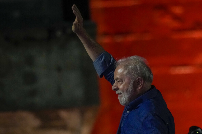 Veliki povratak Lule: Naučio da čita tek sa 10 godina, a iako ga je Bolsonaro strpao u zatvor, pobedio ga je na izborima! (VIDEO)