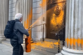 Novi udari ekoloških aktivista: Narandžastom bojom na državne zgrade u Londonu (VIDEO)