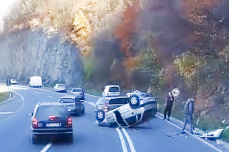 Automobil se prevrnuo na krov: Saobraćajna nezgoda na magistrali kod Užica (VIDEO)