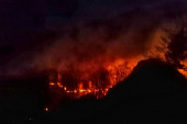 Veliki požar kod Gacka preti kućama, jedan objekat oštećen (FOTO)