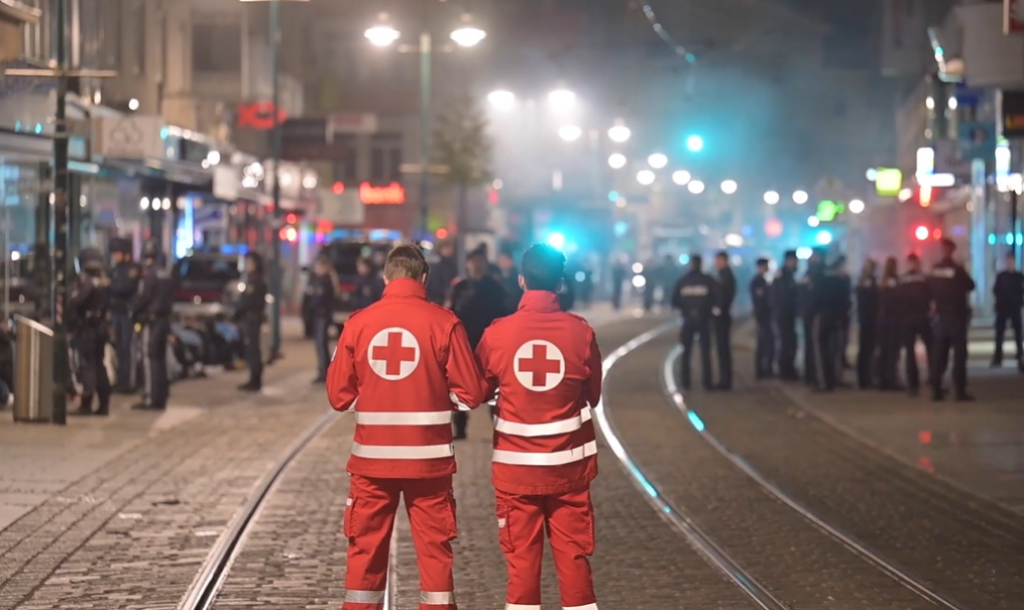 Veliki obračun policije i 200 vandala u Lincu: Na ulice morale da izađu i Kobre! (VIDEO)