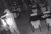 Muškarac sa fantomkom provalio u restoran u Prijepolju, pa pokušao da zapali Molotovljev koktel: Kamere sve zabeležile!