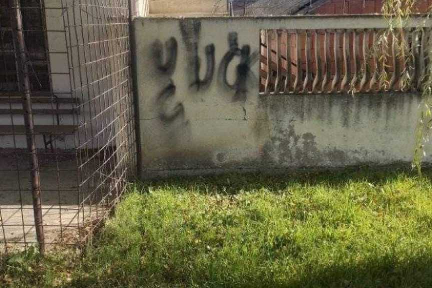 Nove provokacije na Kosmetu: Na srpskoj kući u Suvom Dolu ispisan grafit "UČK"
