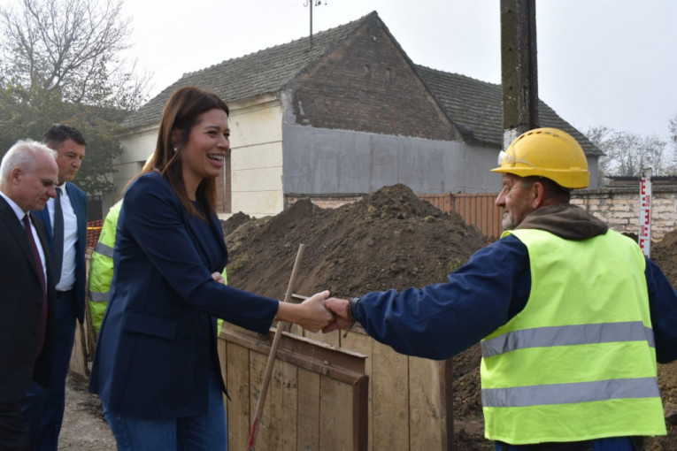 Ministarka Vujović najavila izgradnju 24 kilometra kanalizacione mreže u Pećincima