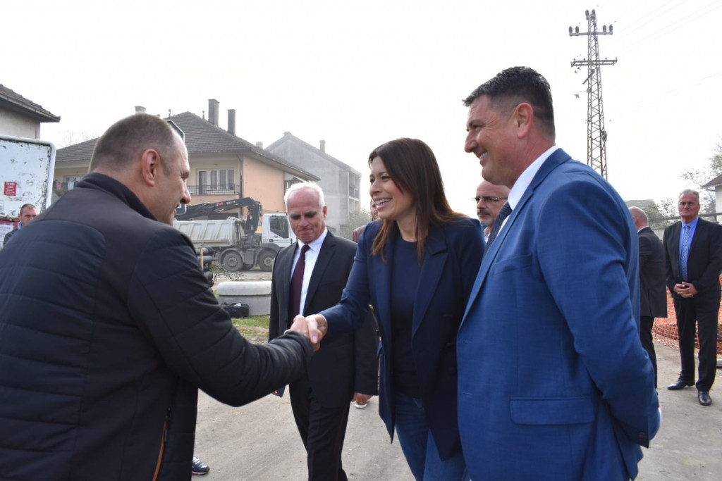 Ministarka Vujović najavila izgradnju 24 kilometra kanalizacione mreže u Pećincima