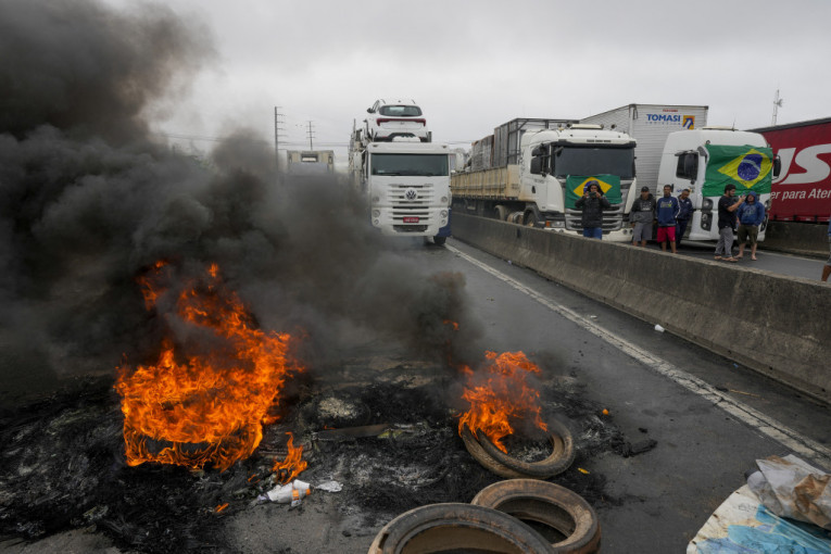 Kamiondžije blokirale puteve u Brazilu: Zbog Bolsonara obustavili saobraćaj na čak 324 mesta! (VIDEO/FOTO)
