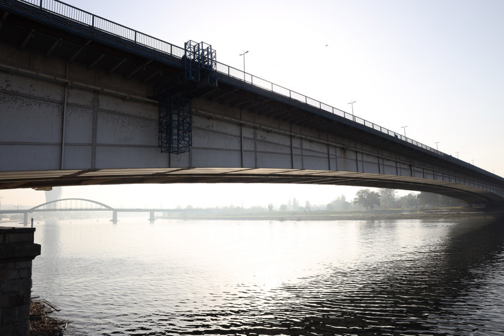 Tragedija u Beogradu: Muškarac skočio sa Brankovog mosta na pešačku stazu