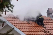 Požar u Žarkovu: Vatrena stihija zahvatila krov jedne kuće (FOTO)