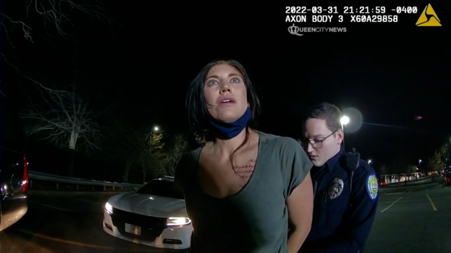 Pojavio se sramni snimak američke zvezde: Pijana, uobražena, bezobrazna - lice koje navijači ne poznaju (VIDEO)