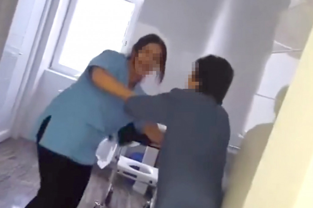 Pritvor za medicinske sestre koje su napale baku u Peći: Ovako je izgledalo privođenje (VIDEO)