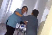 Stravičan snimak iz Doma za stare: Medicinske sestre maltretiraju staricu, šamaraju je i smeju se! (UZNEMIRUJUĆI VIDEO)