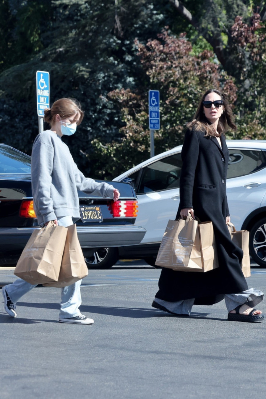 Kao sav normalan svet: Anđelina Džoli uhvaćena sa ćerkom u marketu, a zbog jedne stvari je njena naslednica svima misterija (FOTO)